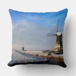 Windmühle im Schnee in einer niederländischen Wint Kissen