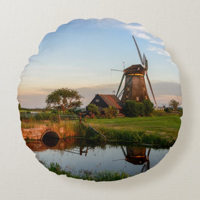 Windmühle in der Landschaft, rundes Kissen (Vorderseite)
