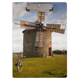 Windmühle in Grün- und Weißwolken und Blauem Hi Klemmbrett