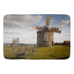 Windmühle in Grün- und Weißwolken und Blauem Himme Badematte