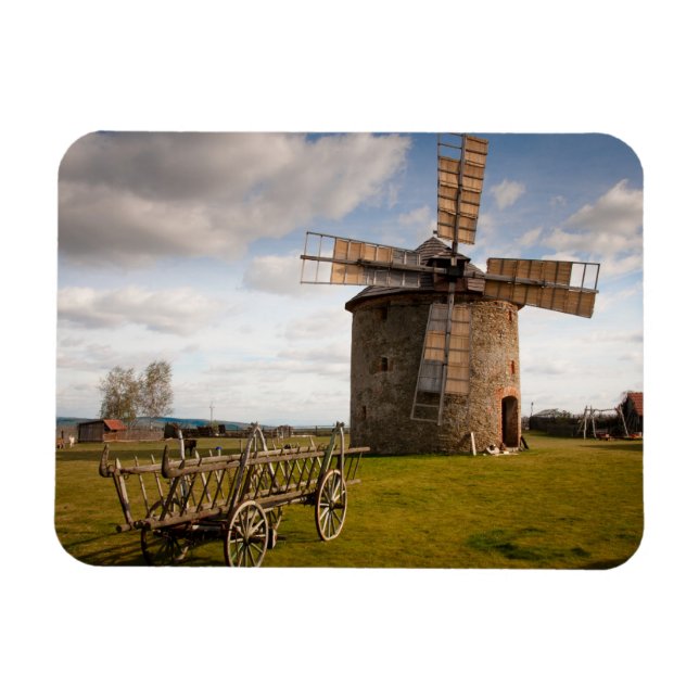 Windmühle in Grün- und Weißwolken und Blauem Himme Magnet (Horizontal)