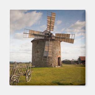 Windmühle in Grün- und Weißwolken und Blauem Himme Magnet