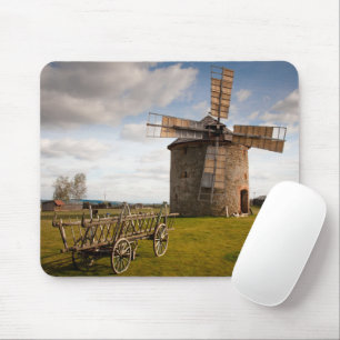 Windmühle in Grün- und Weißwolken und Blauem Himme Mousepad
