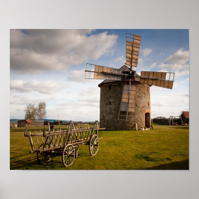 Windmühle in Grün- und Weißwolken und Blauem Himme Poster (Vorne)