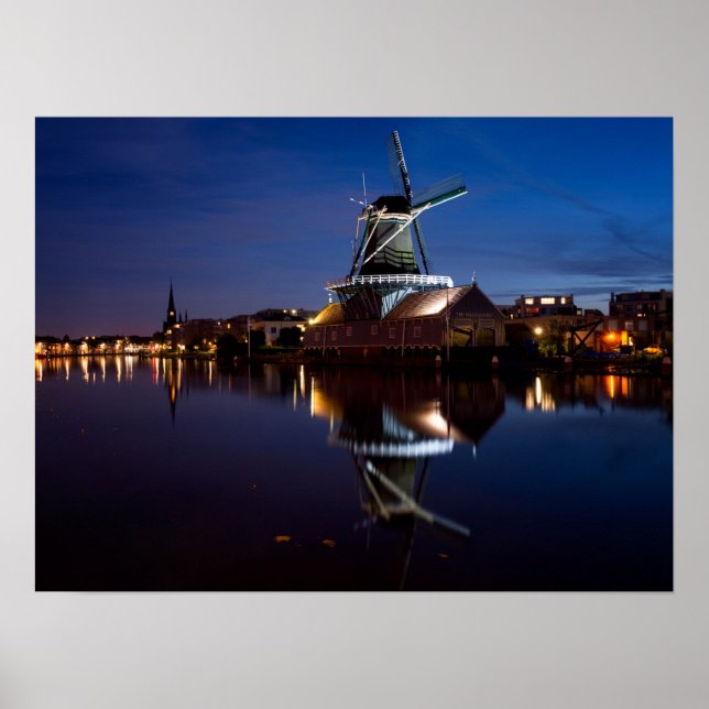 Windmühle Leidschendam mit Reflexion in der Nacht Poster (Vorne)