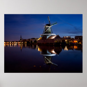 Windmühle Leidschendam mit Reflexion in der Nacht Poster