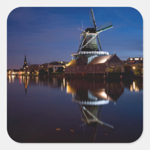 Windmühle Leidschendam mit Reflexion in der Nacht Quadratischer Aufkleber