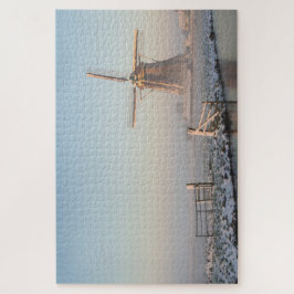 Windmühle und ein Zaun während eines