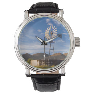 Windmühle und Staudamm im Karoo bei Sonnenaufgang Armbanduhr