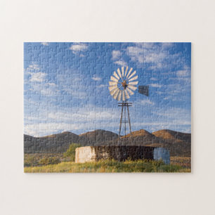 Windmühle und Staudamm in der Karoo bei Sonnenaufg