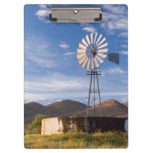 Windmühle und Staudamm in der Karoo bei Sonnenaufg Klemmbrett