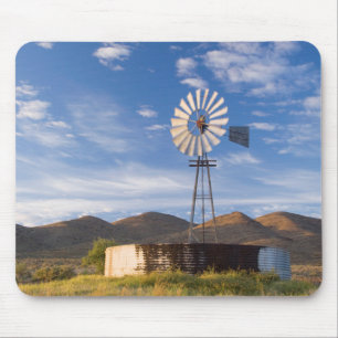 Windmühle und Staudamm in der Karoo bei Sonnenaufg Mousepad