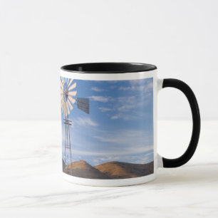 Windmühle und Staudamm in der Karoo bei Sonnenaufg Tasse