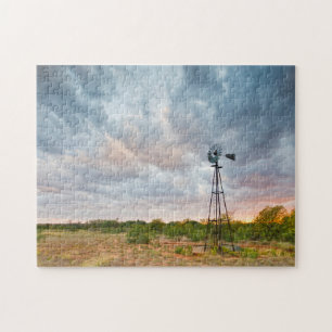 Windmühle und Wolken bei Sonnenuntergang