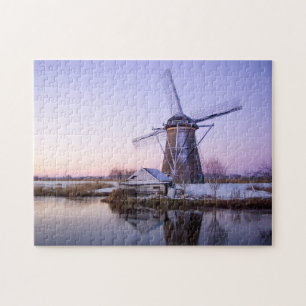 Windmühle während des Sonnenaufgangs in Holland,