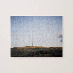 Windmühlen auf Hügel am Sonnenuntergang