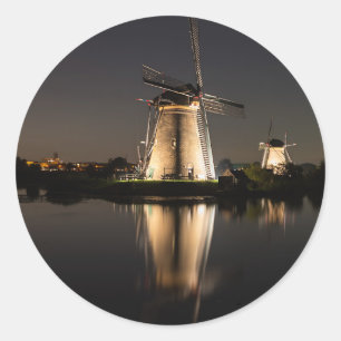 Windmühlen belichtet am Nachtrunden Aufkleber