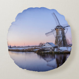 Windmühlen im Winter während eines runden Kissen