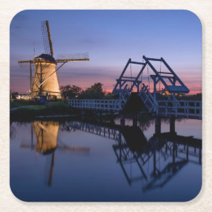 Windmühlen und ein Drawbridge am Rechteckiger Pappuntersetzer