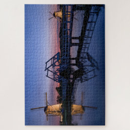 Windmühlen und ein Drawbridge am Sonnenuntergang