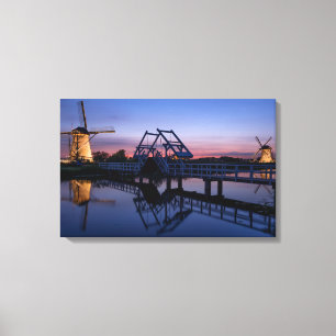 Windmühlen und ein Drawbridge an der Leinwanddruck