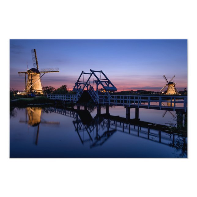 Windmühlen und eine Zugbrücke bei Sonnenuntergang Fotodruck (Vorne)