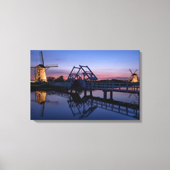 Windmühlen und eine Zugbrücke bei Sonnenuntergang  Leinwanddruck (Vorderseite)