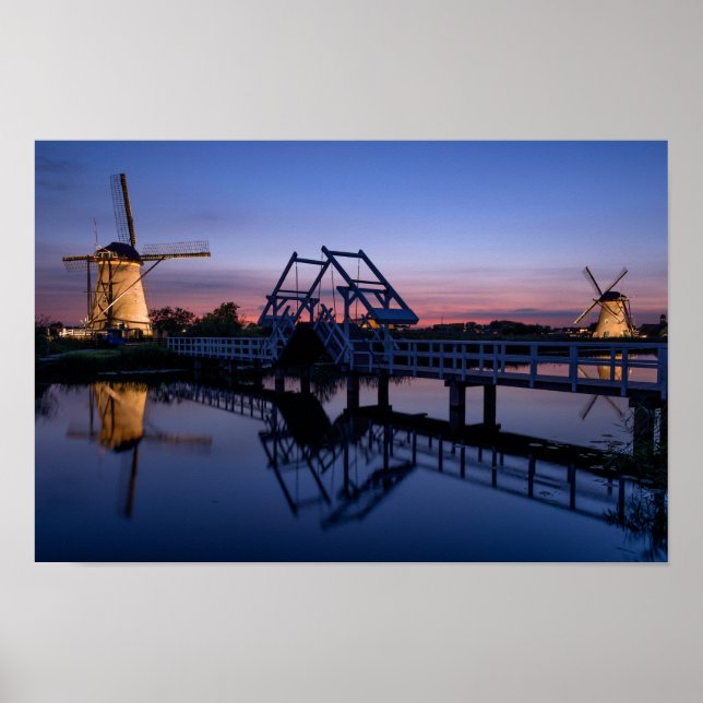Windmühlen und eine Zugbrücke bei Sonnenuntergang Poster (Vorne)