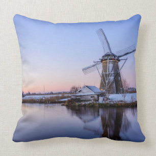Windmühlen während eines Sonnenaufgangs im Kissen