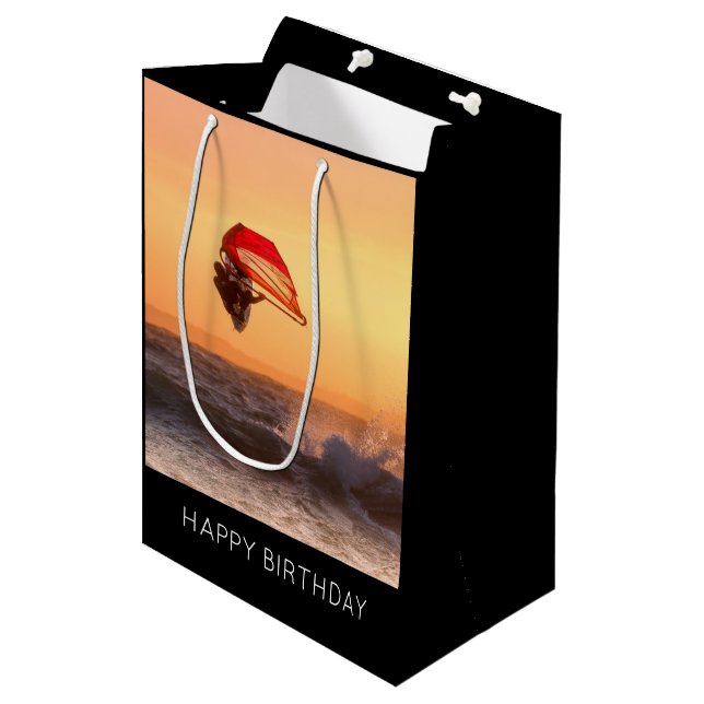 Windsurfen bei Sunset Surfer Segelboarden Mittlere Geschenktüte (Vorderseite Schrägansicht)