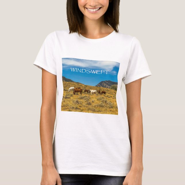 WINDSWEPT Mountain View where horses graze scenic. T-Shirt (Vorderseite)
