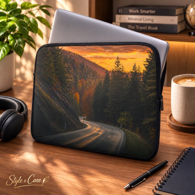 Windungen und Wälder Laptopschutzhülle (Winding Forest Roads Scenic Image Laptop Sleeve)