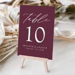 Wine Modern Elegante Hochzeit Tischnummer<br><div class="desc">Trendy, minimalistische Hochzeitskarten mit modernen, weißen Schriftzeichen mit "Table" in einem modernen Kalligrafieschrift. Das Design zeichnet sich durch einen lila Hintergrund oder eine Farbe Ihrer Wahl aus. Das Design wiederholt sich auf der Rückseite. Um die Tischkarten zu bestellen: Fügen Sie Ihren Namen, Ihr Hochzeitstag und Ihre Tischnummer hinzu. Fügen Sie...</div>