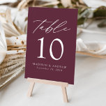 Wine Modern Elegante Hochzeit Tischnummer<br><div class="desc">Trendy, minimalistische Hochzeitskarten mit modernen, weißen Schriftzeichen mit "Table" in einem modernen Kalligrafieschrift. Das Design zeichnet sich durch einen lila Hintergrund oder eine Farbe Ihrer Wahl aus. Das Design wiederholt sich auf der Rückseite. Um die Tischkarten zu bestellen: Fügen Sie Ihren Namen, Ihr Hochzeitstag und Ihre Tischnummer hinzu. Fügen Sie...</div>