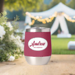 Wine Red Stylized Wedding Trauzeuge Name<br><div class="desc">Gönnen Sie Ihrem Hochzeitsreisenden einen Trauzeuge mit diesem personalisierten Edelstahl-Edelstahlwascher, der in einem weißen, ovalen Design in einem stilisierten Drehbuch seinen Namen trägt. Hintergrundfarbe und Skript ist ein Wein rot. Personalisieren Sie Ihren Weinwäscher, indem Sie den Namen mit dem gewünschten Namen bearbeiten und ersetzen. Erhältlich in vielen beliebten Hochzeitsfarben.</div>