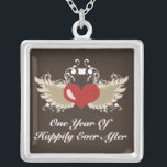 Winged Herz-1. Jahrestags-Halskette Versilberte Kette<br><div class="desc">Ein winged Herz in den warmen roten und neutralen Tönen auf dem Zusammenbringen seiner und ihrer ersten Jahrestagshochzeitsgeschenke,  Briefpapiers,  Grußkarten und Kleides mit den Wörtern ein Jahr von glücklich seitdem. Feiern Sie Ihr erstes Jahr der Heirat zusammen mit diesen niedlichen und trendy ersten Jahrestagsgeschenken für Sie und Ihren Gatten.</div>