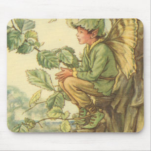 Winged Ulmen-Fee, die in einem Baum sitzt Mousepad