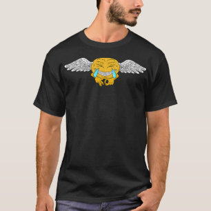 Winkel von Rand lustig lächelnd Emoji. T-Shirt