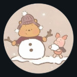 Winnie the Pooh Christmas Runder Aufkleber<br><div class="desc">Winnie the Pooh und Ferkel bauen Winterschneemann</div>
