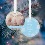 Winter Baby Boy's First Christmas Snowflakes Blue Ornament<br><div class="desc">Dieses süße Design bietet Schneeflocken aus Weiß und Silber, die auf Blau mit Platz für ein Foto zum Gedenken an die 1. Weihnachtsfeier des Babys passen! Die Kollektion der Koordinationsprodukte ist in unserem Shop, zazzle.com/doodlelulu*, erhältlich. Kontaktieren Sie uns, wenn Sie dieses Design für ein bestimmtes Produkt verwenden möchten, um Ihr...</div>