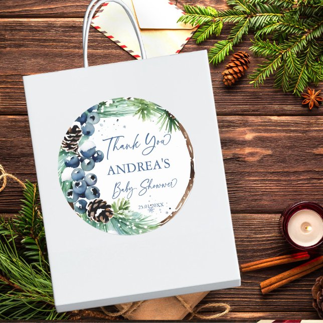 Winter Baby-Dusche Schneekiefern Gefallen Runder Aufkleber (Winter baby shower snowy pines wreath with blue winter berries favor sticker thank you stickers)