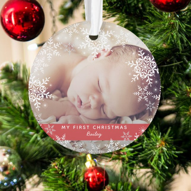 Winter Baby's First Christmas Snowflakes auf Red Ornament (Von Creator hochgeladen)