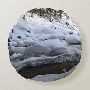 Winter-Bergfluss – Wilde Natur Rumänien Rundes Kissen
