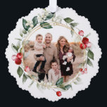 Winter Berry Family Foto Ornament Karte<br><div class="desc">Die Weihnachtsschmuckkarte der Familie hat einen wunderschönen Aquarellrahmen aus Beeren und Blattwerk,  der Ihr Foto umgibt. Auf der Rückseite ist ein Text,  der sagt: "Ich wünsche Ihnen Frieden und Glück dieses Weihnachten. Sie können mit Ihren Namen und das Jahr personalisieren.</div>