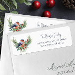 Winter Bird Christmas Bullfinch Rücksendeadresse<br><div class="desc">Diese winterthematischen Weihnachtsferien-Rücksendeadressen-Aufkleber verfügen über eine Aquarellkugel,  die auf immergrünen Sprigs,  heiligen Blätter und roten Beeren mit modernem,  angesagtem Handschriftenheft für den Familiennamen steht.</div>