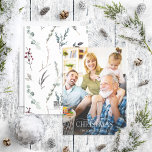 Winter Black Botanical Frohe Weihnachts-Foto Holid Feiertagskarte<br><div class="desc">Suchen Sie eine schöne und einzigartige Urlaubskarte, die Sie in diesem Jahr an Ihre Freunde und Familie schicken können? Schauen Sie nicht weiter als unsere Winter Black Botanical Frohe Weihnachts-Foto-Urlaubskarte! Diese schlichte und elegante Karte zeigt Ihr liebstes, vollblütiges Foto in dunklem bis dunklem Ton, überlagert mit "Frohe Weihnachten" in einem...</div>