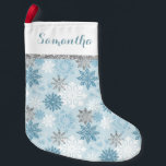 Winter Blau und Silber Personalisiert Kleiner Weihnachtsstrumpf<br><div class="desc">Weihnachten dekorieren mit diesen niedlichen blauen und silbernen Schneeflocken personalisierten Weihnachtsfest Strumpf. Dieser blaue Schneeflocken Weihnachts-Strumpf ist vollständig anpassbar! Sie können den Text bearbeiten, indem Sie auf "Personalisieren Sie diese Vorlage" klicken. Dieser personalisierte Weihnachtslieder-Strumpf bietet einen Schneeflockenhintergrund aus Eisblau, Weiß und Silber-Glitzer und einen Platz ganz oben, um Ihren Namen...</div>