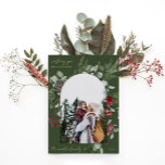 Winter Botanic Frame Green Zwei Foto Weihnachten Folien Feiertagskarte<br><div class="desc">Eleganter rustikaler Weihnachtsgruß mit einem festlichen botanischen Foto und Beeren-Rahmen mit Bogenform Foto,  wunderschöner echter Folientext auf einem Kieferngrün und einem schlichten Foto Rückseite der Karte. Senden Sie mit dieser wunderschönen Fotokarte Urlaubsgrüße an Familie und Freunde!</div>