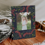Winter Bouquet | Fotokarte für den Urlaub Feiertagskarte<br><div class="desc">Die elegante Urlaubskarte verfügt über ein beliebtes Foto,  umgeben von üppig grünem botanischem Blattwerk und winzigen,  roten Blume auf marinebasischem Hintergrund. Ihr individueller Begrüßungsgeschmack und Familienname oder Familiennamen erscheinen unter Ihrem Foto in schicken weißen Schriftzeichen.</div>