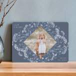 Winter Bouquet | Hanukkah-Foto Feiertagskarte<br><div class="desc">Elegante Urlaubsfotokarte mit einem beliebten Foto, umgeben von einer geometrischen Grenze mit zartem blauen botanischen Blattwerk und kleinen Aquarellblüten auf einem schieferblauen Hintergrund. "Freude und Licht" erscheint oben in der links Ecke in weißer Schrift, mit dem Familiennamen unten rechts.</div>
